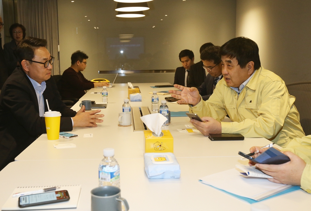 신종 코로나 관련 가짜뉴스 근절을 위해 현장을 방문한 한상혁 방송통신위원장(사진 오른쪽)