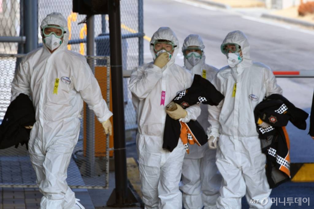  31일 오전 검역 관계자들이 서울 김포국제공항에서 신종 코로나바이러스 감염증(우한 폐렴)이 발생한 중국 후베이성 우한에서 항공편으로 돌아온 교민들의 검역 마친 후 공항을 나서고 있다./사진=이기범 기자