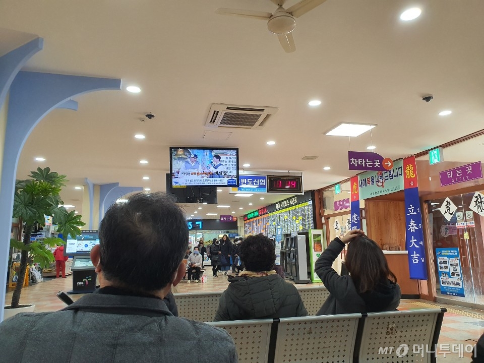 1일 태안시외버스터미널. 사람들이 마스크를 낀 채 버스 승차를 기다리고 있다. /사진=정경훈 기자