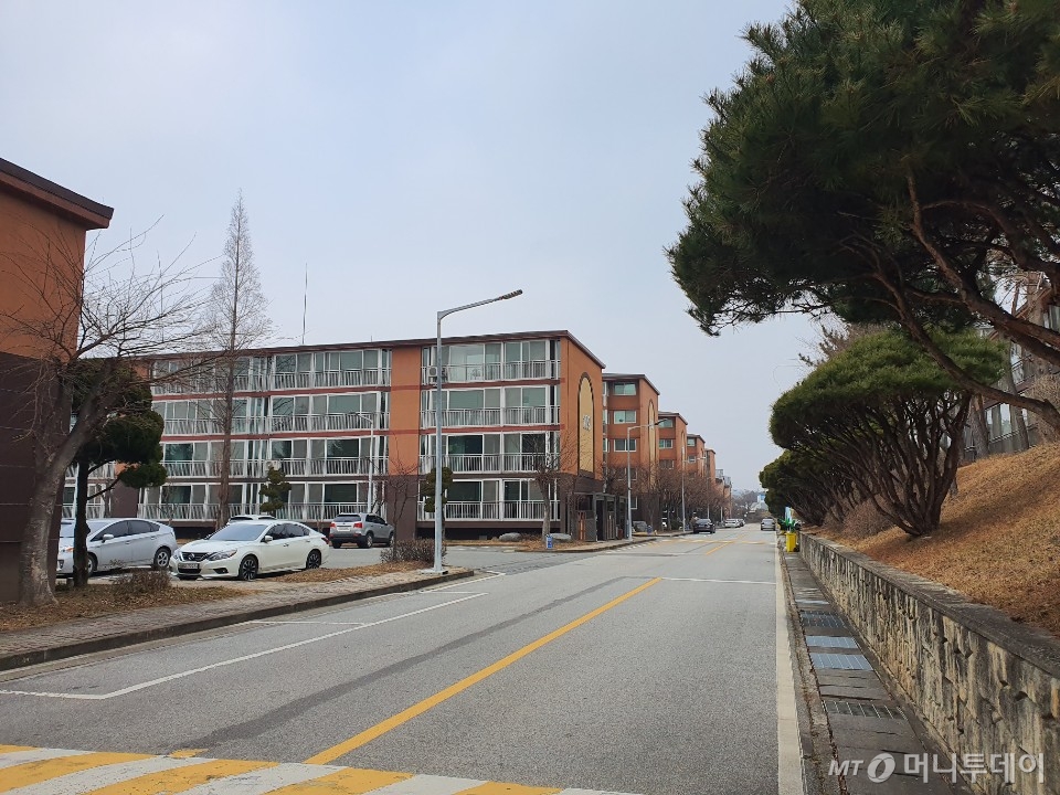 한 때 신종 코로나바이러스 3차 감염이 의심됐던 A씨가 근무하는 어린이집이 위치한 태안발전본부 사택 모습 /사진=정경훈 기자