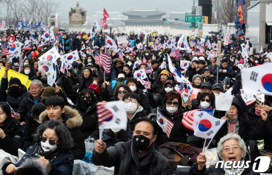 1일 오후 서울 세종대로 광화문광장에서 열린 '대한민국 바로세우기 국민대회'에서 문재인하야범국민투쟁본부 회원 등 참가자들이 태극기와 피켓을 흔들고 있다./사진=뉴스1