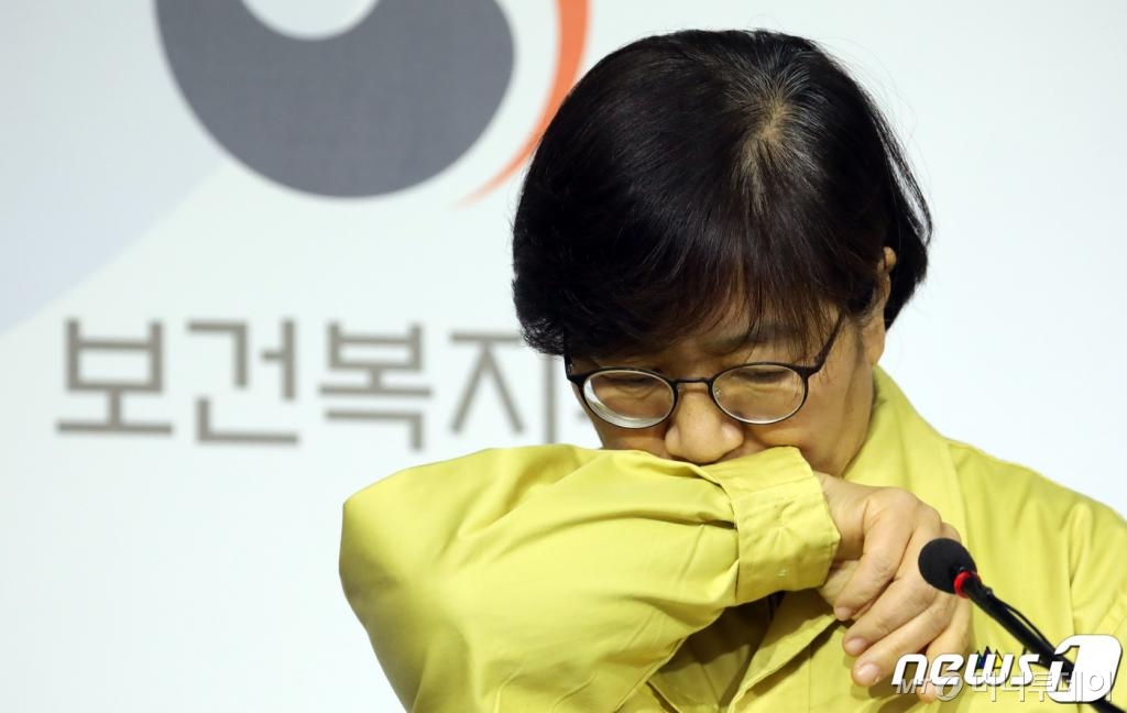 (세종=뉴스1) 장수영 기자 = 정은경 질병관리본부장이 1일 정부세종청사 보건복지부 브리핑실에서 열린 신종 코로나바이러스 국내 발생 현황 브리핑에서 옷소매로 입을 가린 뒤 기침을 하고 있다.   질병관리본부는 확진자는 12명, 음성 격리해제는 289명, 검사진행 중은 70명이라고 밝혔다.  오늘 추가 확진된 중국인 12번 환자는 일본에서 확진자와 접촉한 뒤 입국, 검사 후 확진판정을 받았다고 설명했다. 2020.2.1/뉴스1  <저작권자 © 뉴스1코리아, 무단전재 및 재배포 금지>