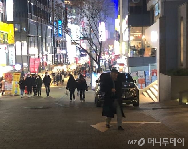 1일 저녁 명동거리/사진=안재용 기자