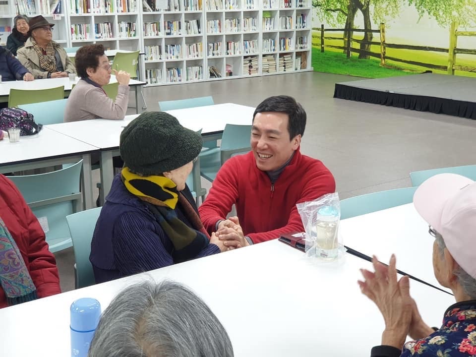 지역민들과 인사하고 있는 김민수 위원장/사진=김민수 페이스북