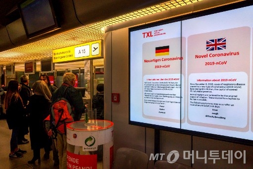 지난달 29일 독일 베를린 테겔공항에 신종 코로나 관련 전자 경고문이 붙어 있다./사진=AFP