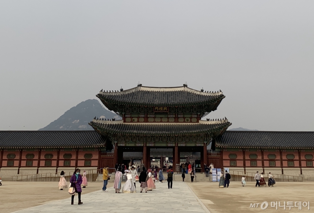 2일 오후 2시쯤 서울 종로구 경복궁 모습. 대낮에도 관광객이 많지 않다. 경복궁 관계자에 따르면 신종 코로나 여파로 관광객이 절반 이상 줄어들었다./사진= 임찬영 기자