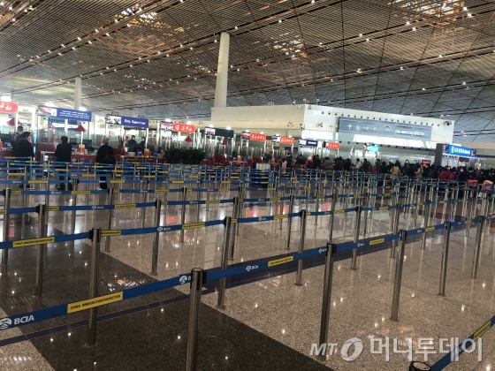지난 1일 오전 중국 서우두공항 입국심사대 모습. 외국인 입국심사대는 한산한 반면 내국인(중국인) 입국심사대에만 사람이 몰려 있다.