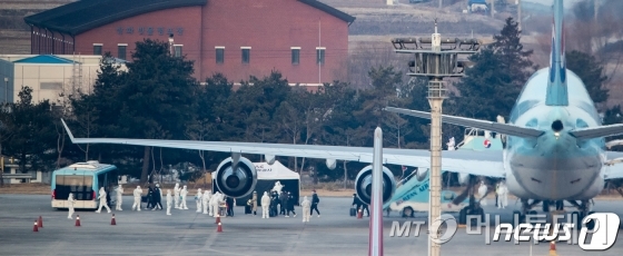 (서울=뉴스1) 이재명 기자 = 세계보건기구(WHO)가 신종 코로나 바이러스 감염증(우한폐렴)에 대해 '국제적 비상사태'를 선포한 31일 오전 중국 우한시와 인근 지역에 고립돼 있는 우리 국민들이 서울 강서구 김포국제공항에 도착해 전세기에서 내리고 있다. 2020.1.31/뉴스1 <저작권자 ⓒ 뉴스1코리아, 무단전재 및 재배포 금지>