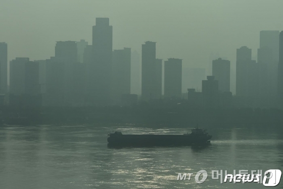 (우한 AFP=뉴스1) 정윤미 기자 = 28일(현지시각) 신종 코로나바이러스가 발병된 중국 우한의 양쯔강을 따라 선박이 항해하고 있다. ⓒ AFP=뉴스1 <저작권자 ⓒ 뉴스1코리아, 무단전재 및 재배포 금지>