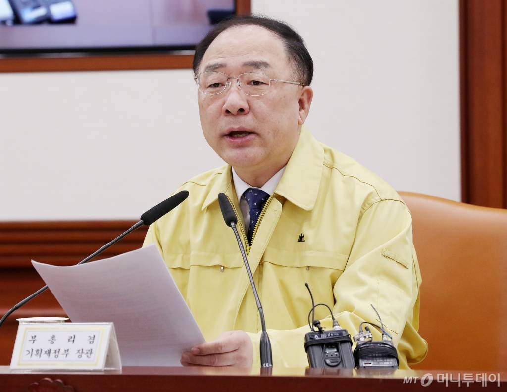 홍남기 경제부총리 겸 기획재정부 장관이 3일 오전 서울 종로구 정부서울청사에서 열린 신종 코로나바이러스 감염증 대응 경제관계장관회의에 참석해 모두발언을 하고 있다./사진= 김창현 기자