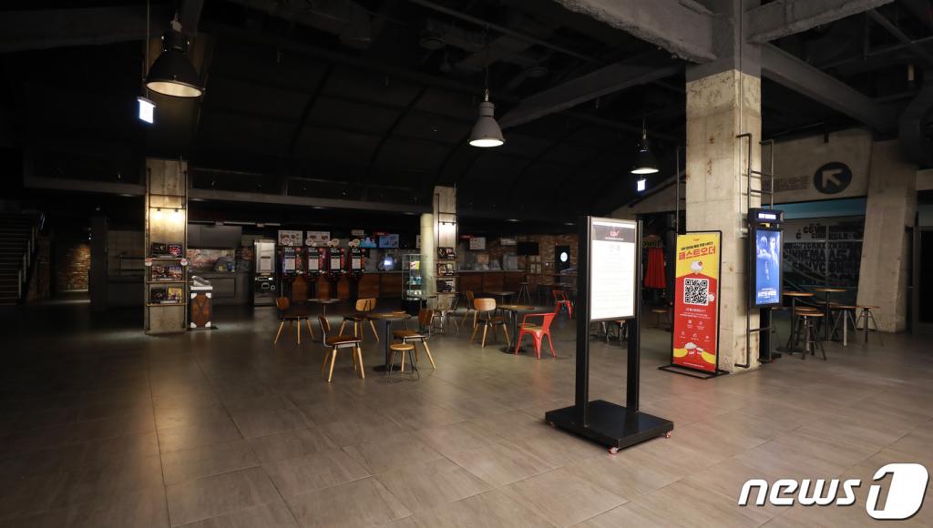 2일 오후 신종 코로나 바이러스 감염증(우한 폐렴) 12번째 확진자가 다녀간 CGV부천역점의 모습.12번째 확진자 A씨(49·중국)는 지난 20일 오후 7시 20분쯤 CGV부천역점 영화관에서 '백두산'을 관람했다.CGV측은 1일 오후 6시30분부터 해당 영화관 영업을 중단한 상태다.2020.2.2/뉴스1