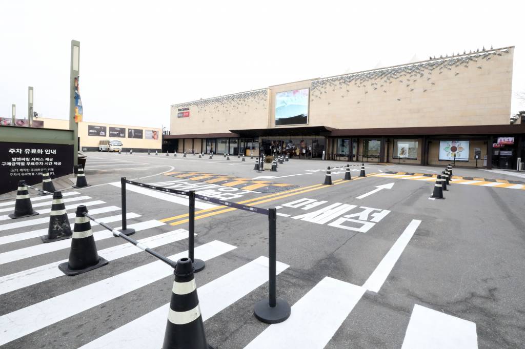 신종 코로나바이러스 감염증(우한 폐렴) 12번째 확진자가 신라면세점 서울점에서 다녀간 것으로 확인돼 해당 지점이 임시 휴업에 들어갔다. 사진은 2일 오전 서울 중구 신라면세점 서울점이 임시 휴업으로 텅 비어 있는 모습. 2020.02.02. 뉴시스