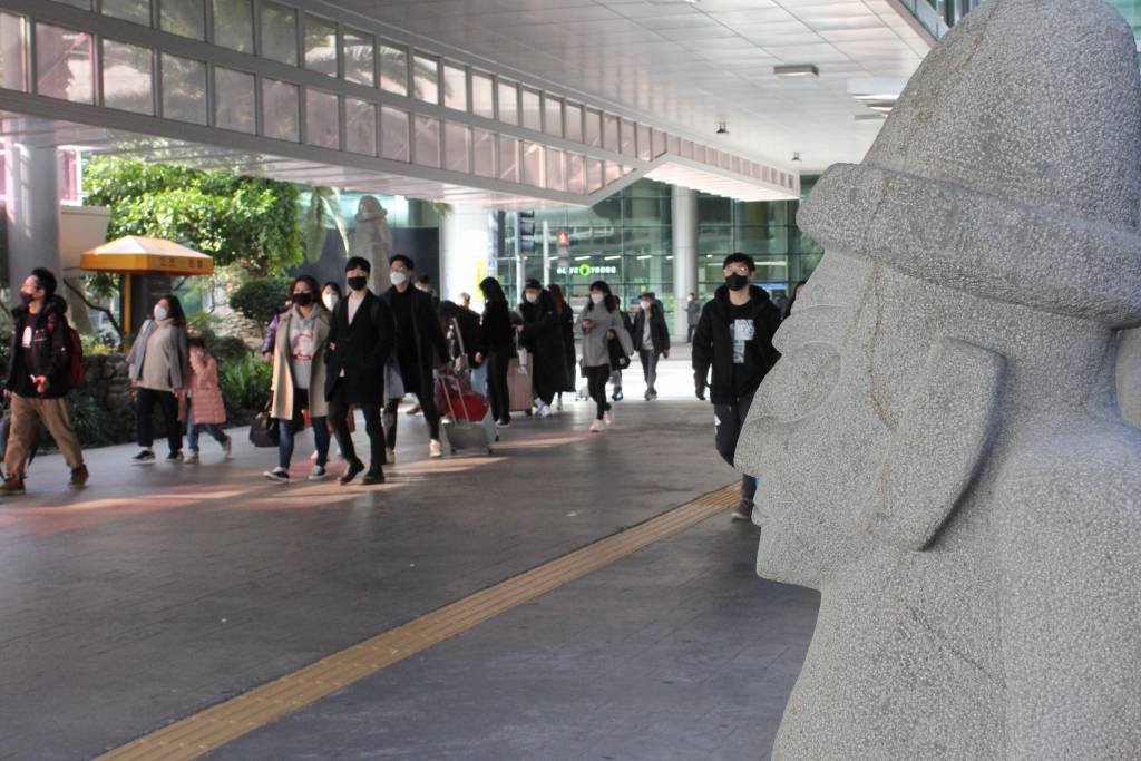 지난 2일 오후 제주를 찾은 관광객들이 제주국제공항에서 신종 코로나바이러스 감염증(우한 폐렴)를 우려하며 마스크를 쓴 채 이동하고 있다. /사진=뉴시스