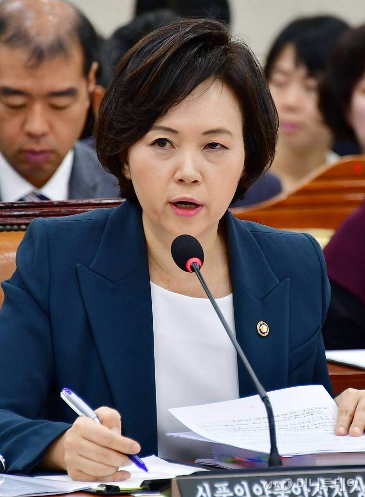 이의경 식품의약품안전처장이 7일 서울 여의도 국회에서 열린 보건복지위원회의 식품의약품안전 등에 대한 국정감사에서 답변하고 있다. / 사진=홍봉진 기자 honggga@