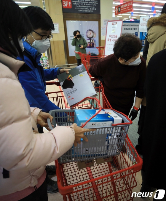 신종 코로나바이러스 감염증(우한폐렴) 공포가 이어지는 가운데 3일 서울의 한 대형마트에서 대만 관광객들이 마스크를 구매하고 있다.사진/=뉴스1