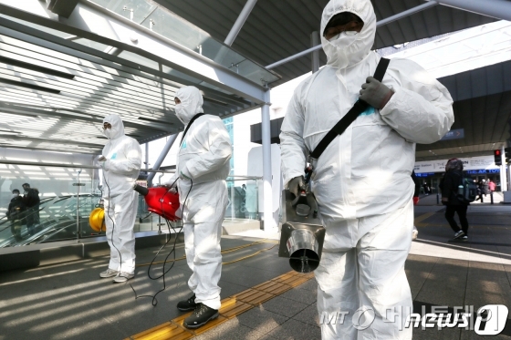 (수원=뉴스1) 조태형 기자 = 3일 오후 경기도 수원역 환승센터에서 수원도시공사 관계자들이 신종 코로나바이러스 감염증(우한 폐렴) 확산을 방지하기 위한 방역 작업을 하고 있다.  앞서 수원 지역에 사는 40대 남성이 신종 코로나 바이러스 감염증(우한 폐렴) 15번째 확진자로 판정됐으며 국내 12번째 확진자 또한 수원역을 거쳐간 것으로 알려졌다. 2020.2.3/뉴스1  <저작권자 ⓒ 뉴스1코리아, 무단전재 및 재배포 금지>