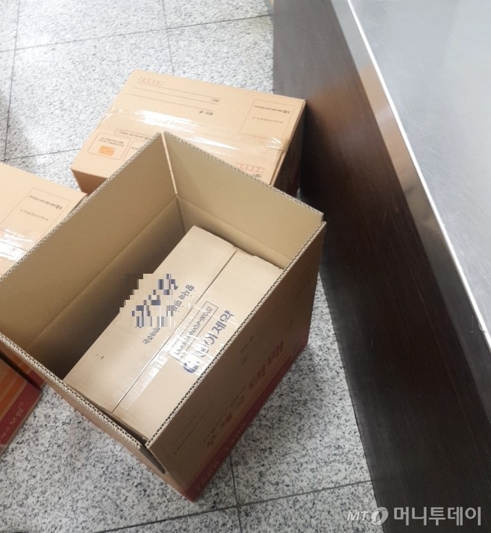 중국으로 보내기 위해 우체국 국제택배상자에 포장중인 마스크. /사진 = 오진영 기자