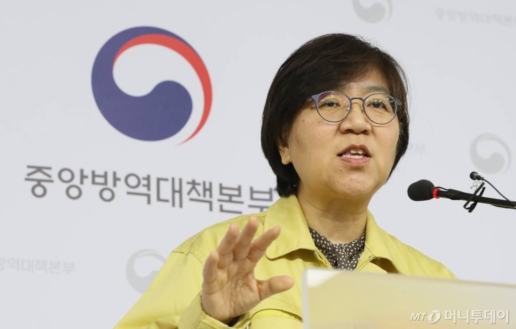 [세종=뉴시스]강종민 기자 = 정은경 중앙방역대책본부장(질병관리본부장)이 3일 오후 정부세종청사에서 신종 코로나바이러스 감염증(우한 폐렴) 국내 발생현황을 발표하고 있다. 2020.02.03.   ppkjm@newsis.com