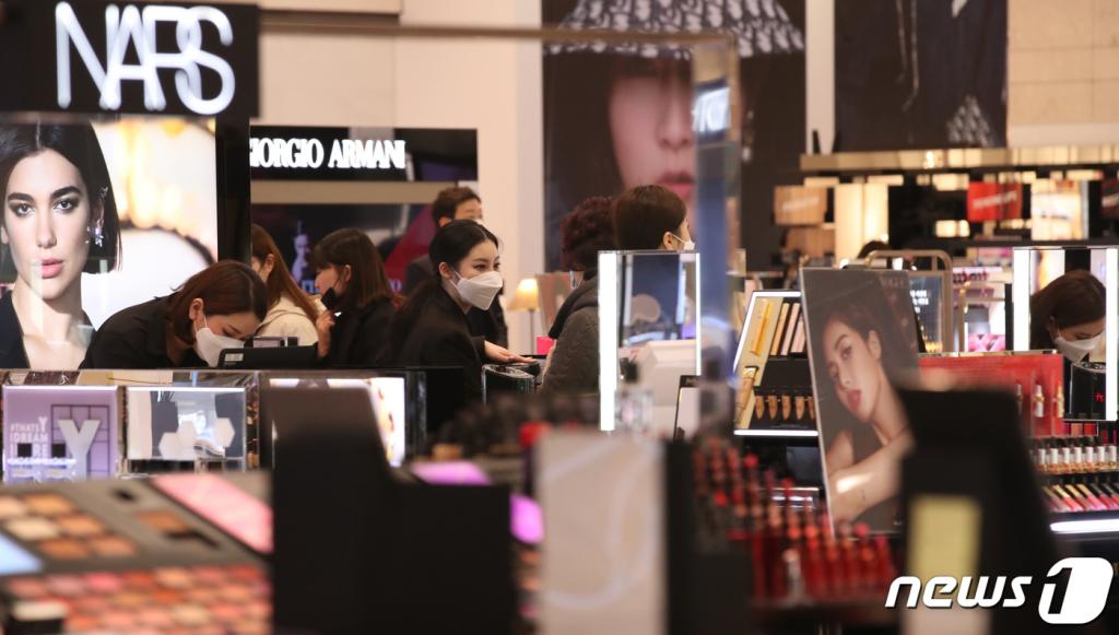 28일 부산 부산진구 부전동의 한 백화점에 근로자들이 우한 폐렴(신종 코로나바이러스)예방을 위해 마스크를 쓰고 있다. 정부는 전날 신종 코로나바이러스 위기경보를 '경계' 단계로 격상했다.  2020.1.28/뉴스1