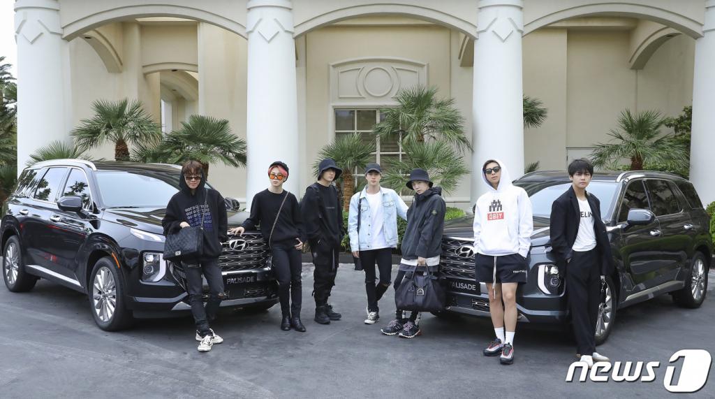 현대자동차는 방탄소년단이 2019 빌보드 뮤직 어워즈(Billboard Music Awards) 2개 부문 수상 후보로 선정됨에 따라 시상식 참석 등의 미국 현지 일정을 위해 플래그십 대형 SUV ‘팰리세이드(PALISADE)’를제공했다고 밝혔다.  이에 따라 방탄소년단은 지난달 29일(현지 시각) 미국 라스베이거스 매캐런 국제공항을 통해 입국한 후 ‘팰리세이드’를 타고 라스베이거스 시내로 입성했다.( 현대·기아자동차 제공) 2019.5.1/뉴스1  <저작권자 © 뉴스1코리아, 무단전재 및 재배포 금지>