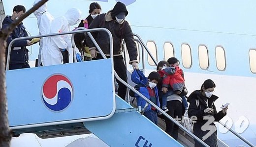 &amp;nbsp;중국 우한 거주 한국 교민 수송에 투입된 전세기가 도착한 31일 서울 강서구 김포국제공항에서 교민들이 활주로에 내리고 있다./사진=이기범 기자