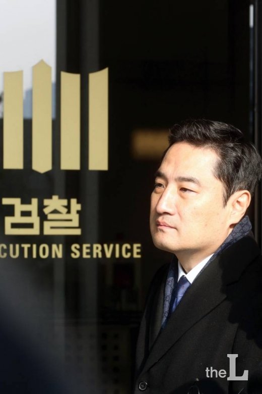 강용석 변호사가 9일 오전 가수 김건모의 성폭행 의혹 관련 고소장을 제출하기 위해 서울 서초구 서울중앙지방검찰청에 들어서고 있다.강용석은 제보를 통해 김건모가 논현동의 한 유흥주점에서 접대 여성 중 한 명을 성폭행 했다며 고소장을 제출했다.