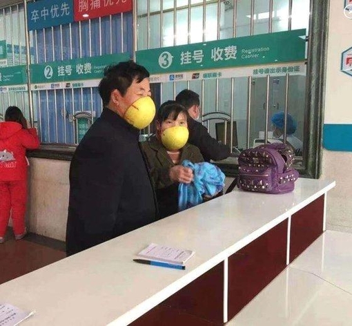 온라인 커뮤니티를 통해 자몽으로 만든 마스크를 착용한 중국인들이 화제다./사진=온라인 커뮤니티 갈무리