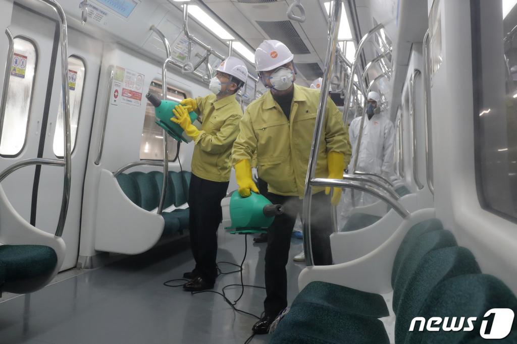 광주도시철도공사 임직원들과 협력업체 직원들이 지난 4일 오전 광주시 동구 용산동 용산차량기지 내 한 전동차에서 신종 코로나 바이러스 감염증을 예방하기 위한 방역작업을 하는 모습,/사진=뉴스1