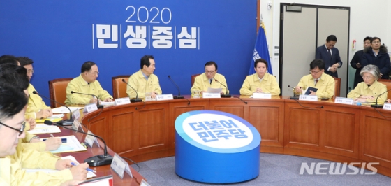 [서울=뉴시스]김명원 기자 = 이해찬 더불어민주당 대표가 5일 오전 서울 여의도 국회 더불어민주당 회의실에서 열린 신종 코로나 바이러스 관련 대응 제2차 고위당정협의회에 참석해 현안 발언을 하고 있다.  2020.02.05.   kmx1105@newsis.com