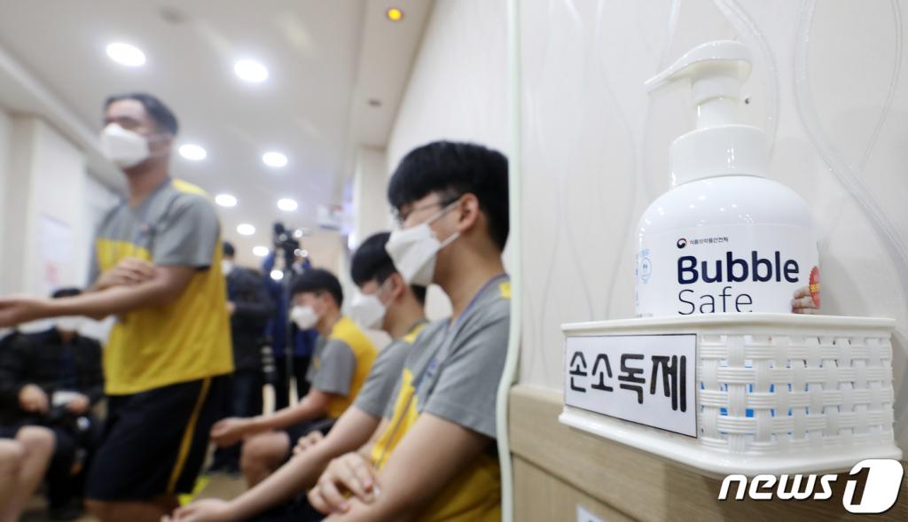 올해 첫 병역판정검사가 실시된 3일 오전 서울 영등포구 여의대방로 서울지방병무청 제1병역판정검사장에 손소독제가 배치되어 있다./사진=뉴스1