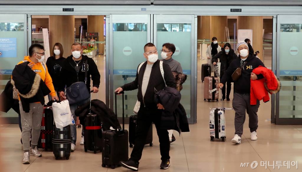 신종 코로나바이러스 감염증이 확산되고 있는 가운데 4일 인천국제공항 제1터미널에서 마스크를 쓴 여행객들이 입국장을 빠져 나오고 있다. / 사진=이기범 기자 leekb@
