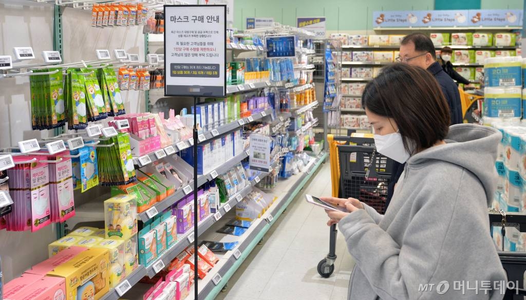 [대구=뉴시스] 이무열 기자 = 신종 코로나바이러스 감염증(우한 폐렴)의 확산으로 마스크 품귀 현상이 일어나고 있는 5일 오후 대구 만촌동 한 대형마트에서 최대한 많은 손님이 마스크를 살 수 있도록 1인당 30개 한정 판매를 시작한다는 안내문이 붙어있다. 2020.02.05.lmy@newsis.com