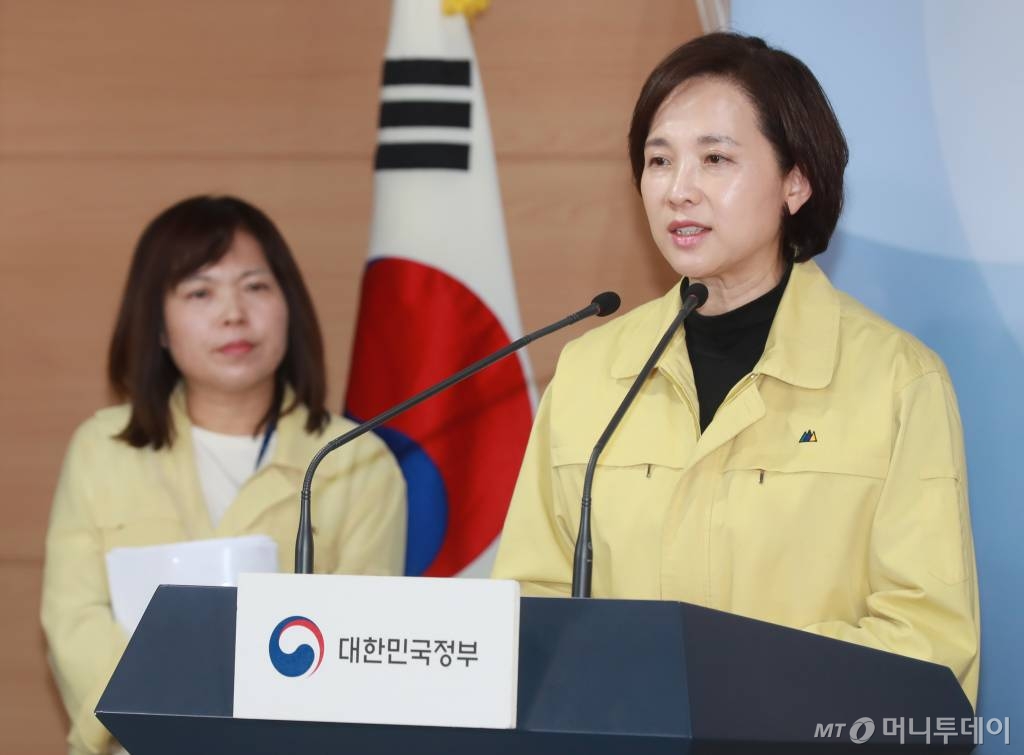 유은혜 사회부총리 겸 교육부 장관이 5일 서울 종로구 정부서울청사에서 신종 코로나바이러스 범부처 유학생 지원단 협의회를 마친 후 학사관리 방안을 발표하고 있다./사진=이동훈 기자