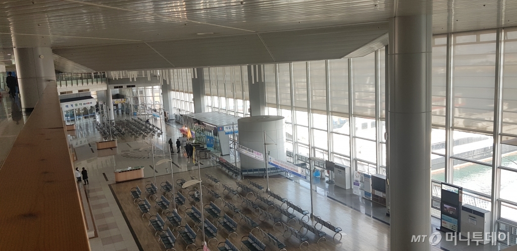 텅 빈 목포연안여객선터미널 대합실. 바깥 선착장에는 출항하지 못한 10여척의 대형 여객선들이 항구에 발이 묶인 채 정박해있었다. /사진=최우영 기자