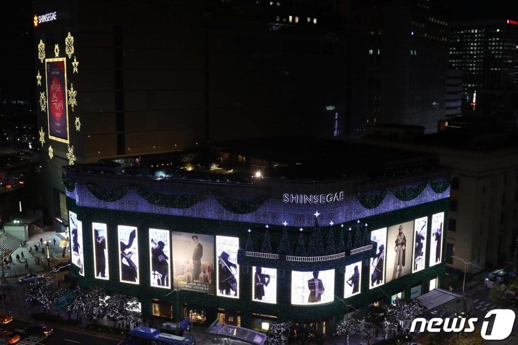 (서울=뉴스1) 성동훈 기자 = 8일 서울 중구 신세계백화점 본점이 연말 크리스마스 분위기로 외관을 장식한 모습. (신세게백화점 제공) 2019.11.8/뉴스1  <저작권자 © 뉴스1코리아, 무단전재 및 재배포 금지>