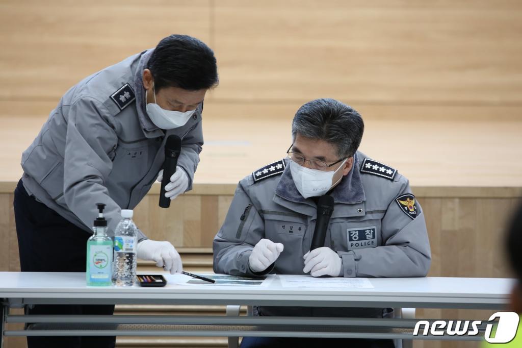 민갑룡 경찰청장(사진 오른쪽)이 3일 오후 우한교민이 임시로 생활하고 있는 충북 진천 국가공무원인재개발원을 찾아 노승일 충북지방경찰청장으로부터 업무 보고를 받고 있다./사진=뉴스1