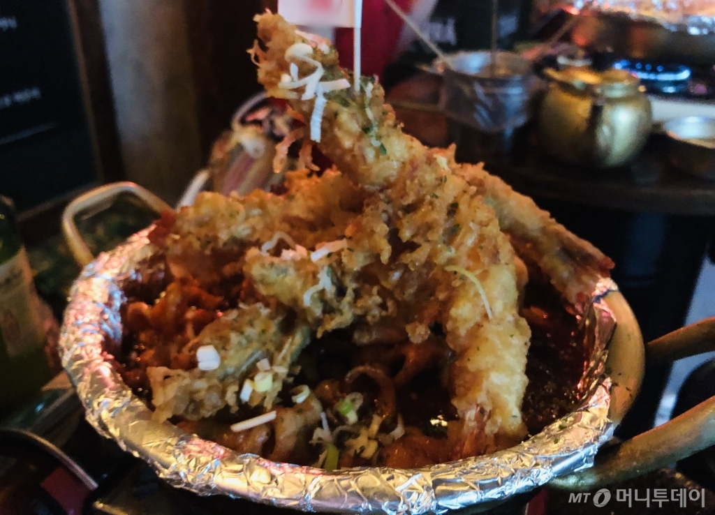 양은냄비 안쪽에 알루미늄 포일이 깔아져 있다./사진=박가영 기자