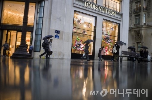 프랑스 파리 샹젤리제 거리에 있는 루이비통 매장/사진=AFP