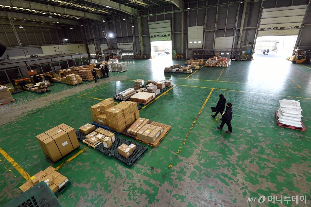 신종 코로나바이러스 영향으로 수입과 해외직구 등의 전체 물량이 약 80% 가량 급감한 가운데 6일 인천본부세관 세관검사장이 한산한 모습을 보이고 있다. /인천=이기범 기자