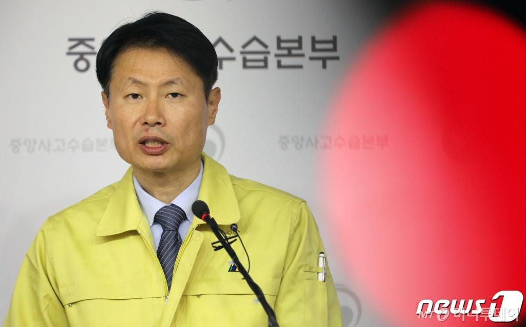 (세종=뉴스1) 장수영 기자 = 김강립 보건복지부 차관이 6일 정부세종청사 보건복지부 브리핑실에서 신종 코로나바이러스감염증 중앙사고수습본부 정례 브리핑을 하고 있다.   보건복지부는 마스크 및 손세정제의 생산업자와 도매업자에게 출하 및 판매시 식품의약품안전처에 단가, 수량 등을 의무 신고하는 방안을 추진한다고 밝혔다. 2020.2.6/뉴스1   <저작권자 © 뉴스1코리아, 무단전재 및 재배포 금지>