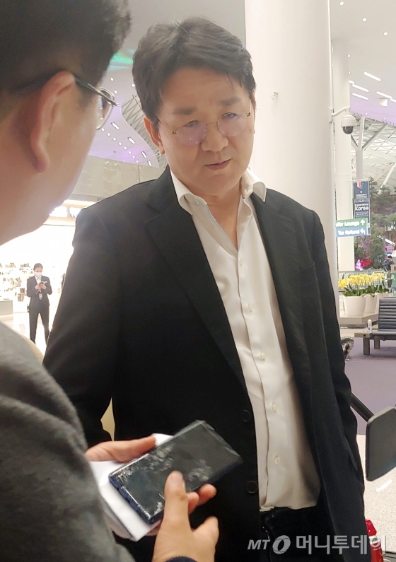 조원태 한진그룹 회장이 30일 오후 인천국제공항 제2여객터미널에서 신종 코로나바이러스 감염증(우한 폐렴) 발원지인 중국 후베이성 우한의 한국 교민들을 태우고 돌아올 전세기에 탑승하기 앞서 취재진 질문에 답하고 있다. / 사진=인천국제공항=공항사진기자단>