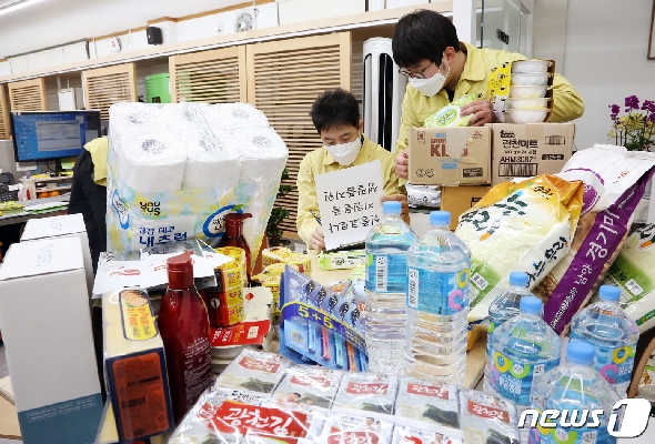4일 오전 서울 송파구 한 주민자치센터에서 송파구 대책반 관계자들이 신종 코로나바이러스 확산 방지를 위해 자가 격리자에게 전달할 지원물품을 점검하고 있다. (송파구청 제공) 2020.2.4/뉴스1