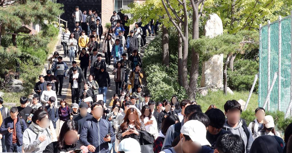 전국 17개 시·도의 지방공무원 7급 신규 임용시험이 치러진 지난해 10월12일 오후 서울 서대문구 명지중고등학교에 마련된 시험장에서 필기시험을 마친 수험생들이 귀가하고 있다./사진=뉴시스