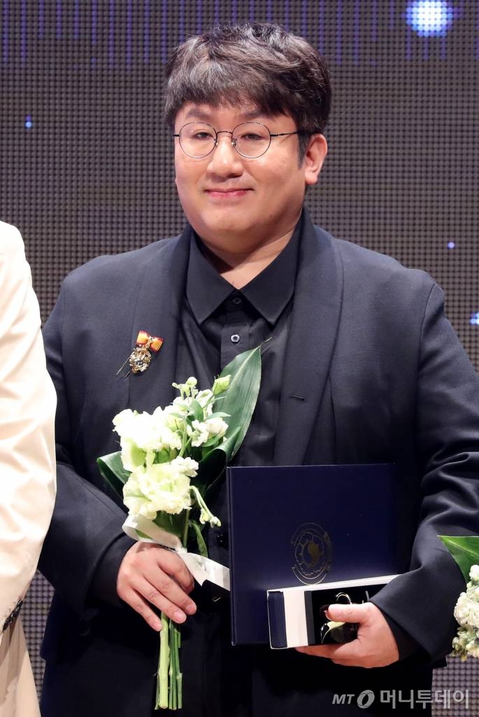 방시혁 빅히트엔터테인먼트 대표가 2017년 12월 5일 오후 서울 삼성동 코엑스에서 열린 '2017 대한민국 콘텐츠 대상 시상식'에서 회외진출 유공포상 대통령표창을 수상하고 있다. / 사진=홍봉진기자 honggga@