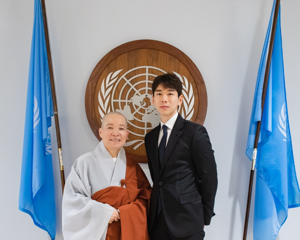 장편 영화 '산상수훈'의 감독인 대해 스님(왼쪽)과 이 영화 남자 주인공을 맡은 배우 백서빈. /사진제공=김상철 PD