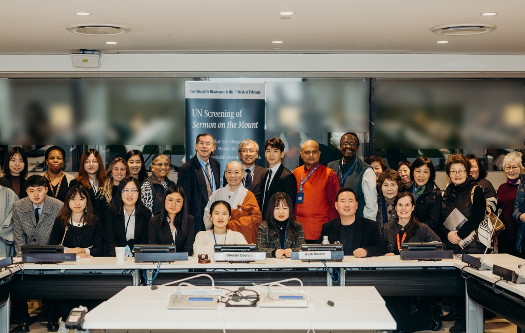 장편 영화 '산상수훈'의 감독 대해스님(가운데)이 시사회를 본 UN관계자들과 사진 촬영을 하고 있다. /사진제공=김상철 PD