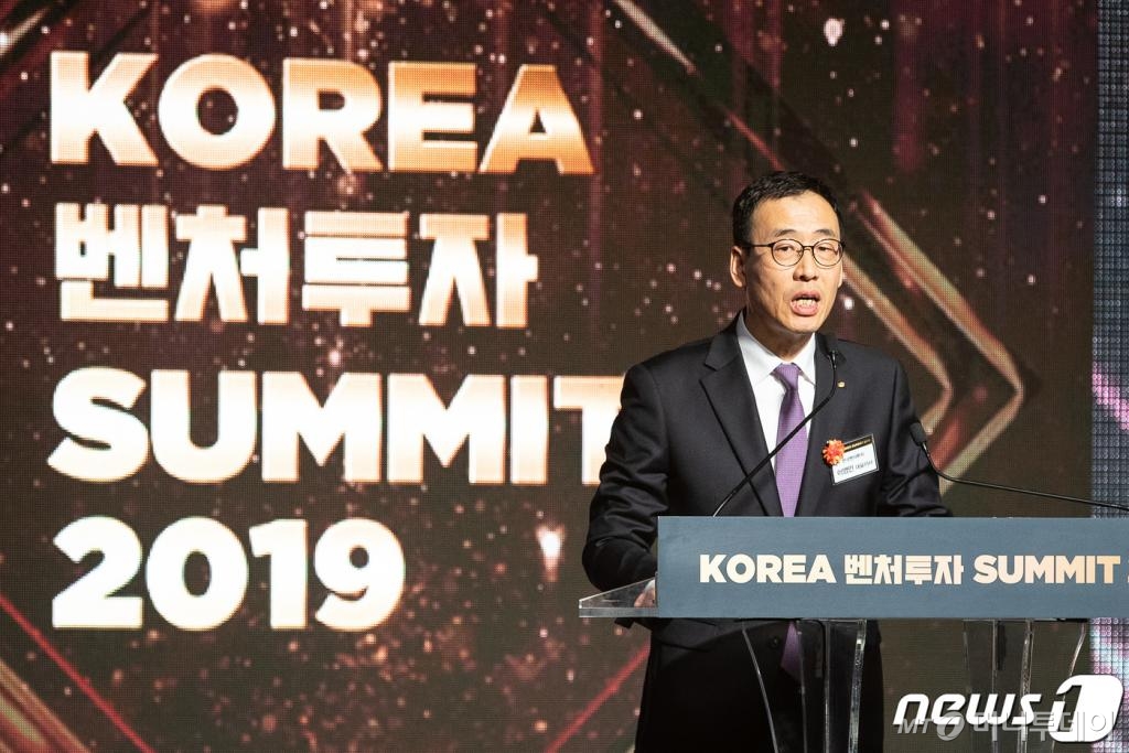 (서울=뉴스1) 유승관 기자 = 이영민 한국벤처투자 대표이사가 18일 서울 성동구 에스팩토리에서 열린 코리아 벤처투자 서밋 2019에서 개회사를 하고 있다. 'KOREA 벤처투자 SUMMIT 2019'은 차세대 유니콘을 노리는 스타트업과 벤처투자 업계가 한 자리에 모이는 만남의 장(場)으로 스타트업은 투자유치 기회를, 벤처투자사는 유망 스타트업을 발굴할 수 있는 국내 최대 벤처투자 축제다. 2019.11.18/뉴스1 <저작권자 © 뉴스1코리아, 무단전재 및 재배포 금지>