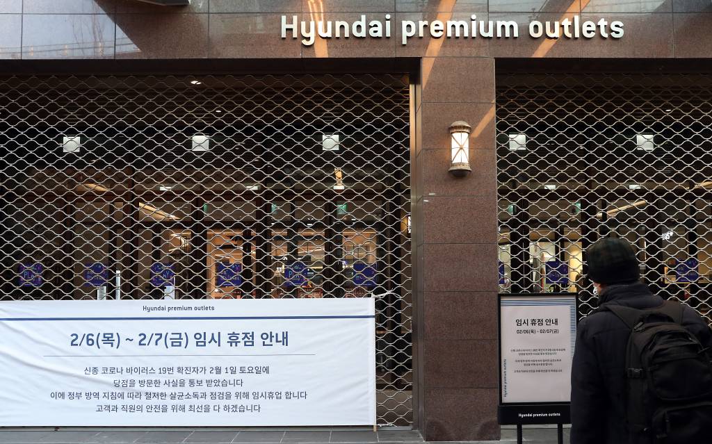 6일 오후 신종 코로나바이러스 감염증(우한 폐렴) 19번 확진자가 방문한 인천시 연수구 현대아울렛 송도점에 임시 휴점 안내문이 붙어 있다. 2020.02.06.  /사진=뉴시스