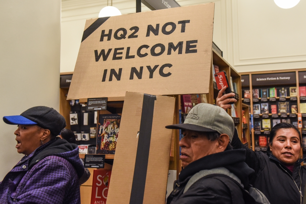 뉴욕에 아마존 제2본사 건립을 반대하는 시민들. /사진=AFP