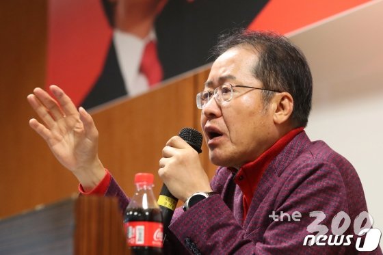 (경산=뉴스1) 공정식 기자 = 홍준표 전 자유한국당 대표가 지난해 11월 경북 경산시 영남대학교 정치행정대학 523호에서 열린 &amp;#39;Talk 쏘는 남자 홍준표의 Talk Show&amp;#39;에서 학생들의 다양한 질문에 답하고 있다. 2019.11.27/뉴스1